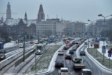 Wrocław sparaliżowany. Ślisko na ulicach. Kierowcy utknęli w ogromnych korkach (ZDJĘCIA)