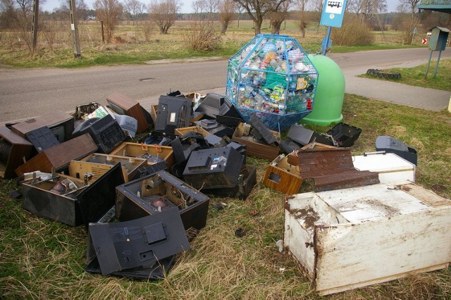 Zużyte telewizory czekają w gminie Smołdzino.