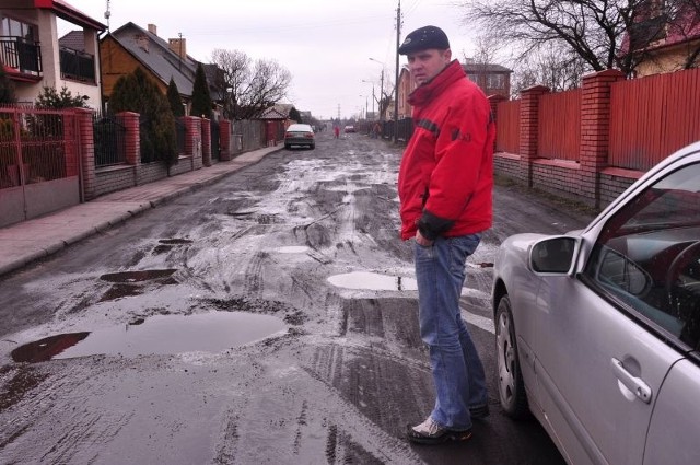 - Na wsiach maja lepsze drogi, u nas nawet terenowy samochód zniszczy podwozie - mówi Bartłomiej Majcher, mieszkaniec ulicy Galla.