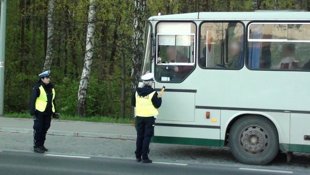 Na terenie województwa podlaskiego 137 policjantów przeprowadziło wczoraj wzmożone działania pod nazwą "Trzeźwy autobus". W trakcie działań zbadali trzeźwości blisko 600 kierowców autobusów. Niestety wśród nich znalazło się dwóch, którzy zdecydowali się na jazdę pod wpływem alkoholu.