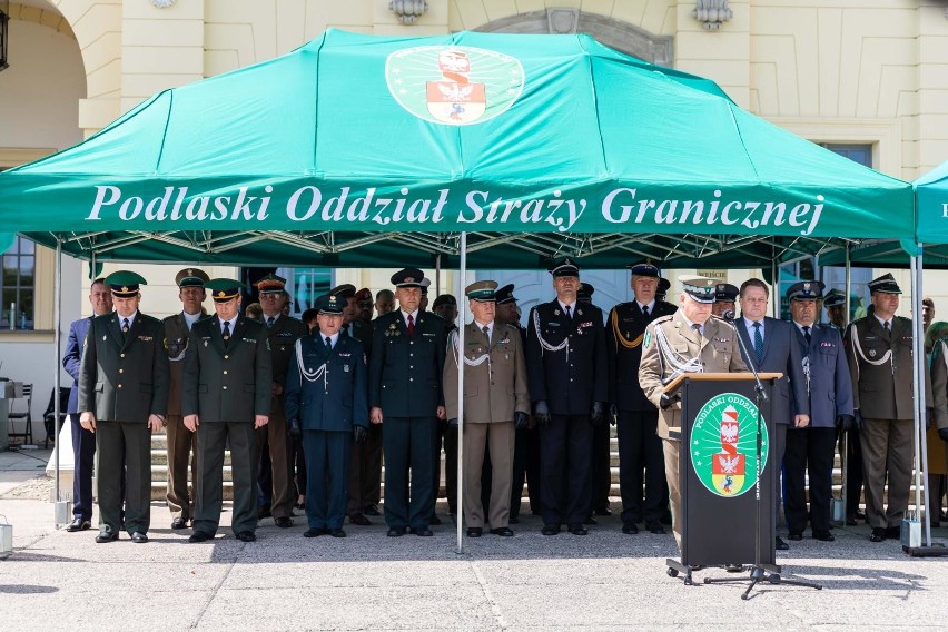 Podczas uroczystego apelu w Białymstoku funkcjonariusze...