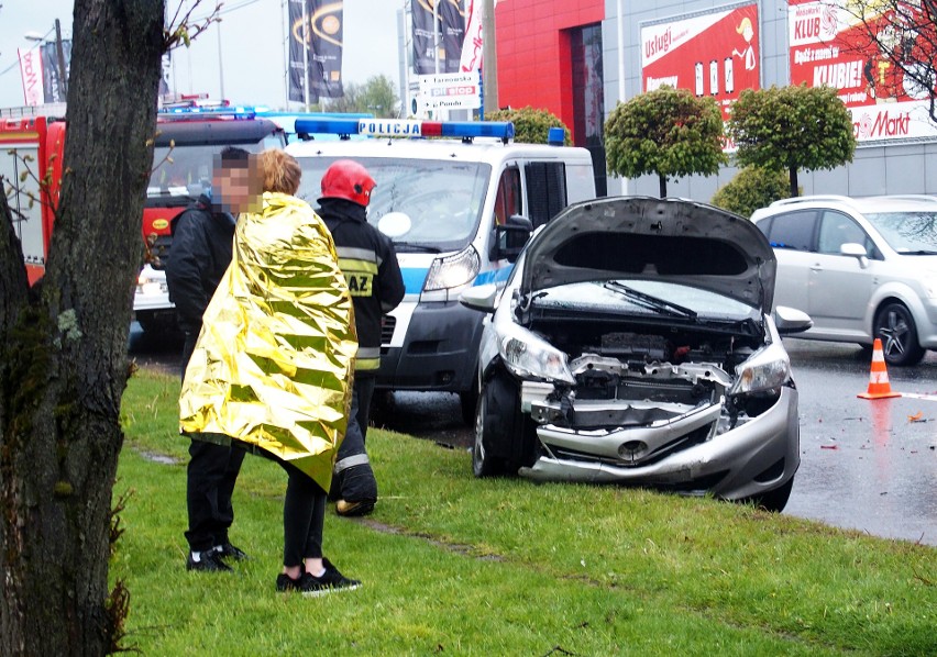 Dwa samochody osobowe rozbite na ul. Tarnowskiej w Nowym Sączu [ZDJĘCIA]