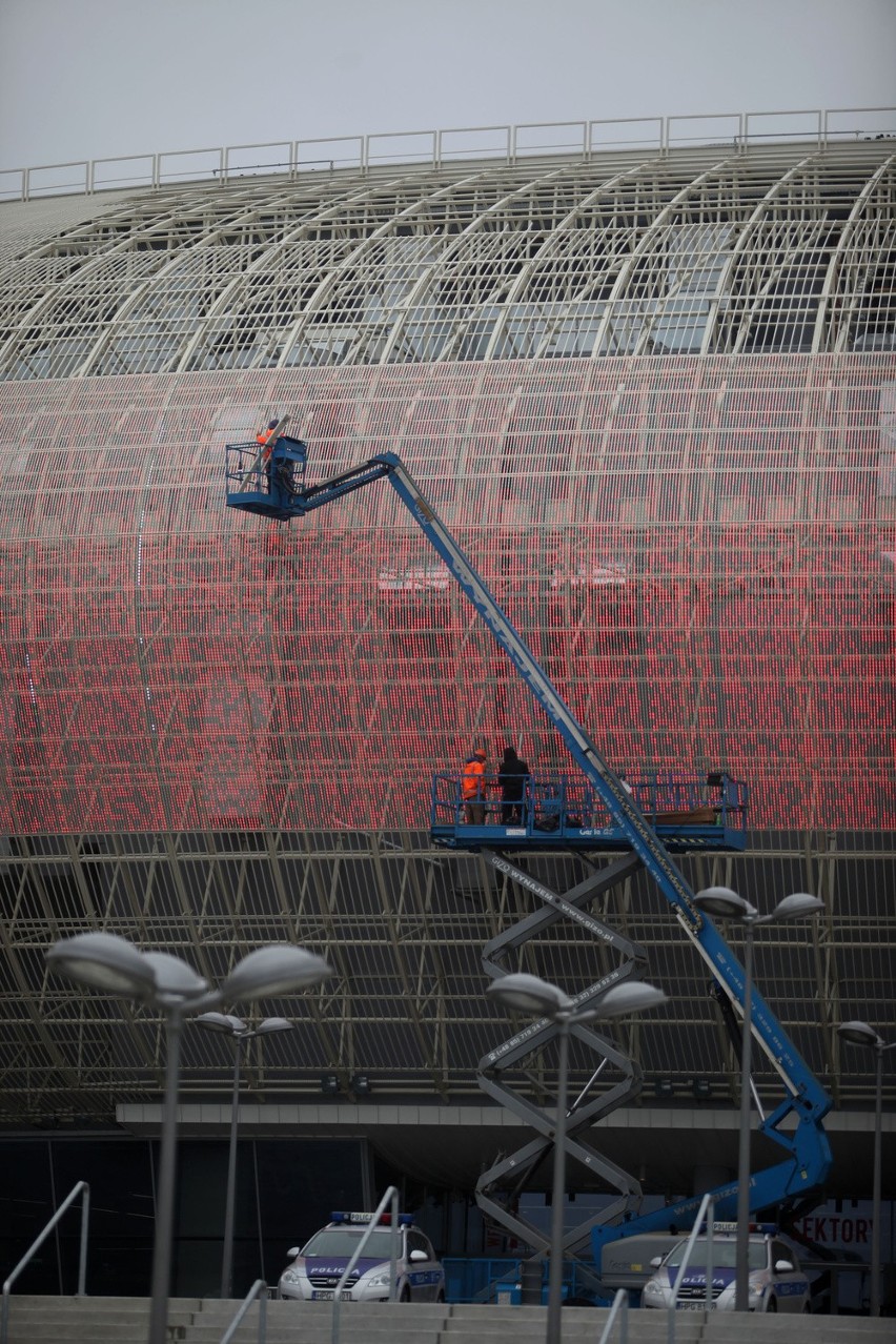 Budowa ekranu LED na elewacji Kraków Arena [ZDJĘCIA]