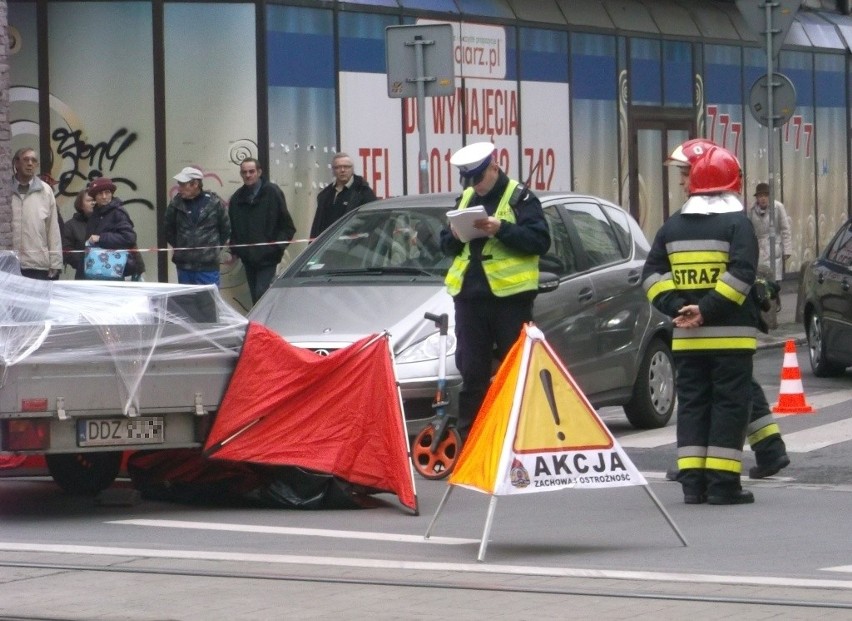 Śmiertelny wypadek na Piłsudskiego. Zginęła kobieta potrącona przez busa z przyczepą (ZDJĘCIA)