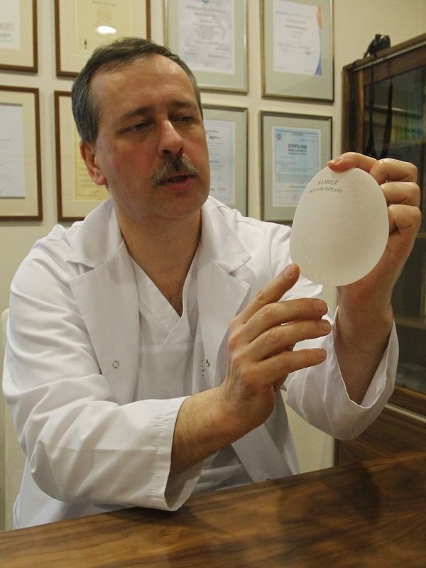 - Swoim pacjentkom te implanty wymieniam - mówi doktor Maciej Pastucha, specjalista chirurgii plastycznej z kliniki w Dobrej Szczecińskiej.
