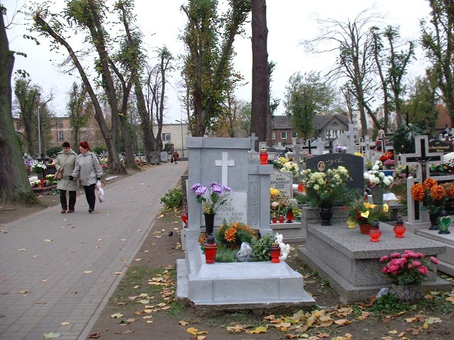 - Nieopłacone groby w mieście znikną szybciej niż we wsiach. Co roku w Dębnie chowa się średnio 140 zmarłych.