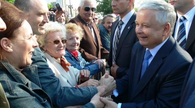 Lech Kaczyński wita się z mieszkańcami. 