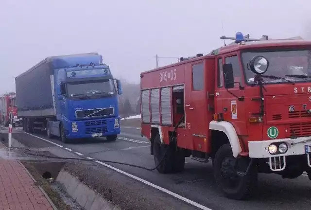 W naczepie ciężarówki przejeżdżającej przez Lechów zapaliła się opona.