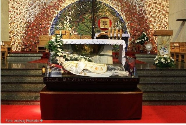 Relikwie świętego Jana Bosko w szklanej trumnie w sobotę i niedzielę będą w Parafii Podwyższenia Krzyża Świętego w Kielcach.
