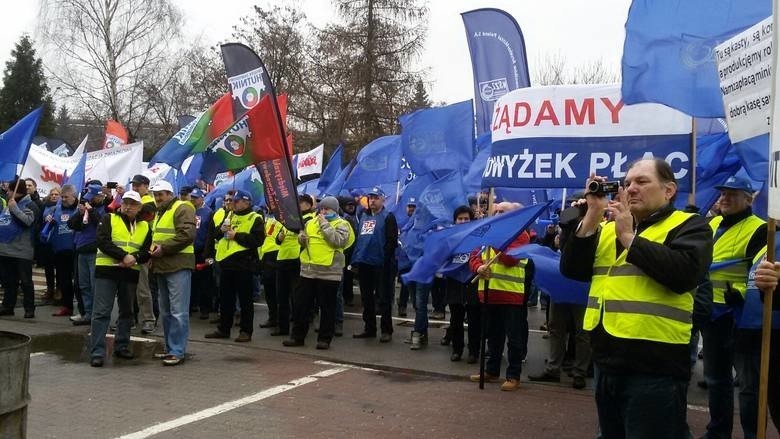 Pikieta hutników przed siedzibą dyrekcji ArcelorMittal...