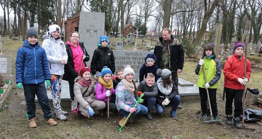 Wolontariusze porządkowali dawny cmentarz w Międzyrzeczu
