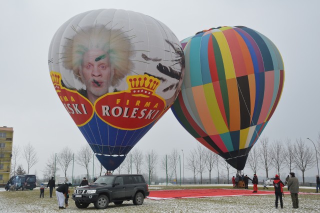 W siwym, zimowym powietrzu zrobiło się kolorowo od widoku barwnych balonów