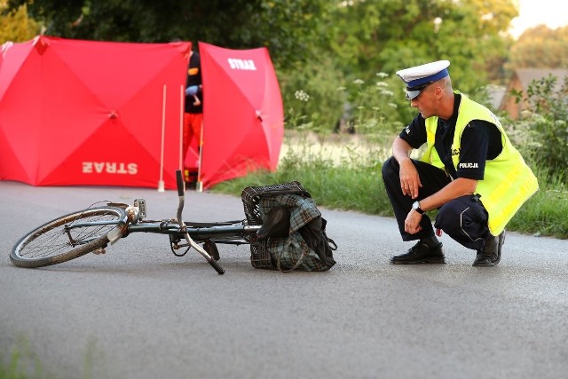 Tragiczny finał miał wypadek, do jakiego doszło w sobotę kwadrans przed godziną 19 w Zdziechowicach (powiat stalowowolski), gdzie kierujący samochodem potrącił mężczyznę prowadzącego rower.>>>ZOBACZ WIĘCEJ NA KOLEJNYCH SLAJDACH>>> TOP10 najbardziej niebezpiecznych krajów na wakacje 2018ZOBACZ TAKŻE: Wypadek na ulicy Gosiewskiego w Kielcach