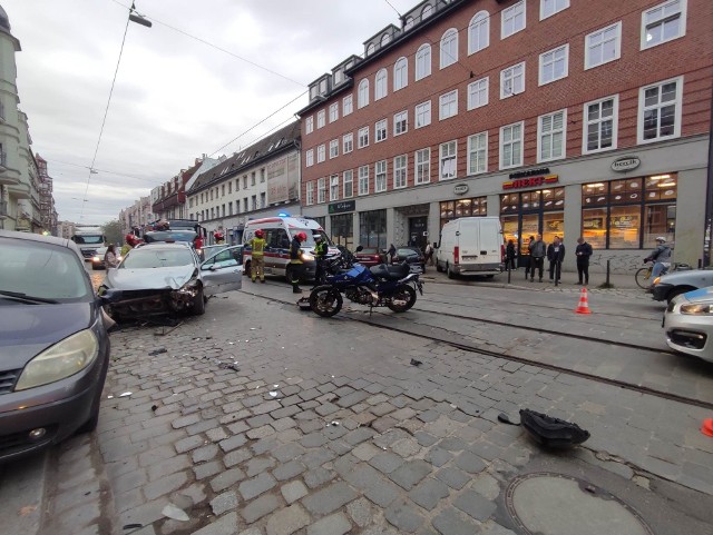 W poniedziałek 7 listopada, ok. godz. 7 rano doszło do wypadku samochodu osobowego z motocyklistą na ul. Kościuszki we Wrocławiu. Kierujący jednośladem został przetransportowany do szpitala. Droga w kierunku centrum jest zablokowana. Ruchem kieruje policja.