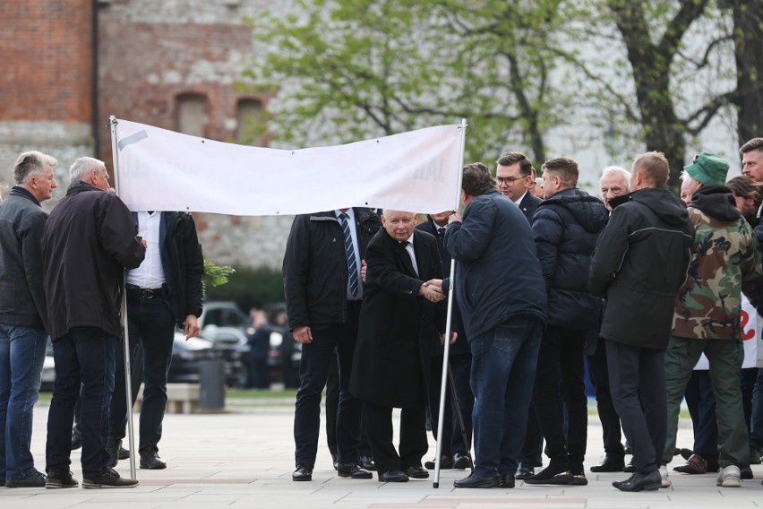 XIII rocznica pogrzebu Lecha i Marii Kaczyńskich. Abp Marek Jędraszewski: "Potrzeba prawdy"