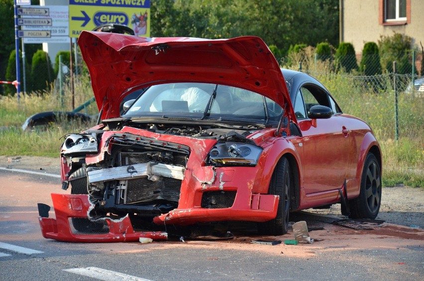 Wypadek w Radwanicach. Jedna osoba uwięziona w aucie. Ruch wahadłowy (ZDJĘCIA)