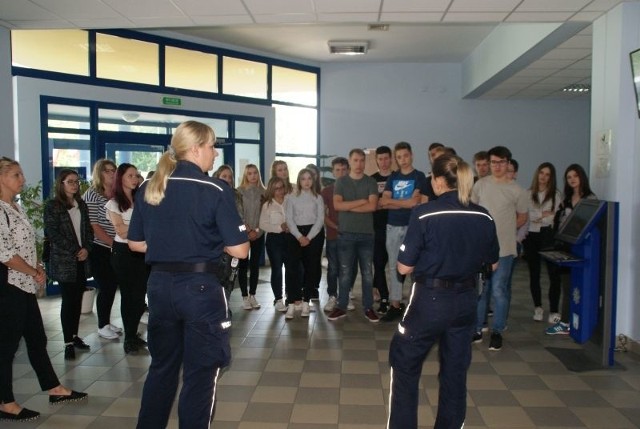 Uczniowie z Nowego Miasta nad Pilicą z wizytą w grójeckiej komendzie.
