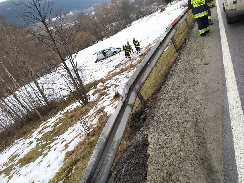 Gruszowiec. Wypadek na drodze krajowej nr 28. Matka i dziecko zabrane do szpitala. [ZDJĘCIA]