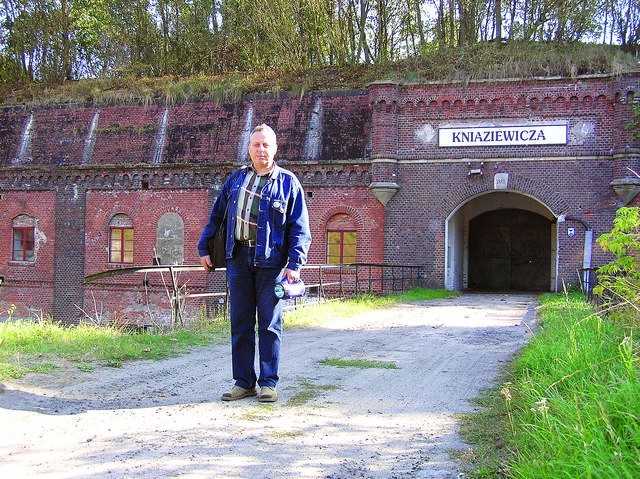 Przewodnik Marian Rochniński na tle fortu XIII. Obiekt można zwiedzać tylko po wcześniejszym uzgodnieniu z dowództwem jednostki wojskowej.
