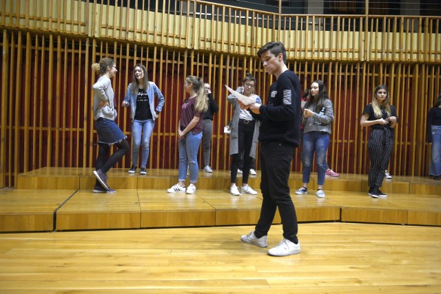 Uczniowie szkoły muzycznej pod wodzą Marka Rybińskiego ćwiczą przed piątkowym koncertem „Zróbmy hałas”.