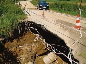 Miejscowi jednak przejeżdżają, ryzykują, choć do nieszczęścia bardzo blisko Fot. Zbigniew Wojtiuk