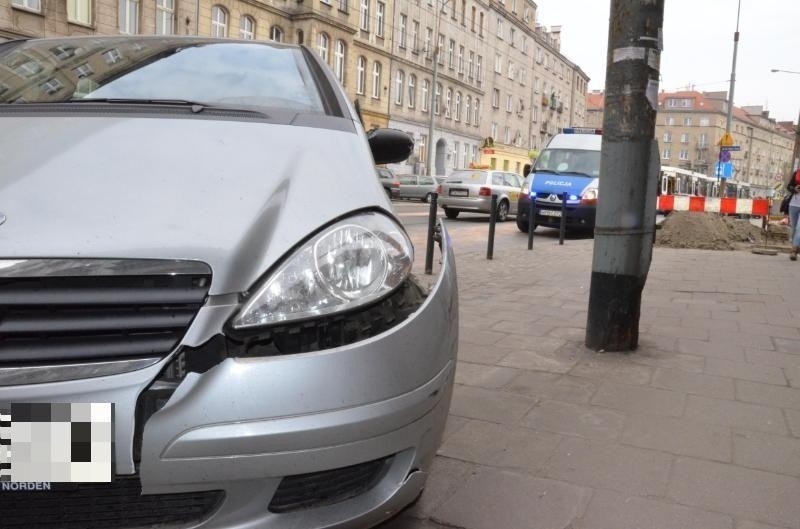 Wrocław: Wypadek na Nowowiejskiej. Motocyklista w szpitalu [ZDJĘCIA]