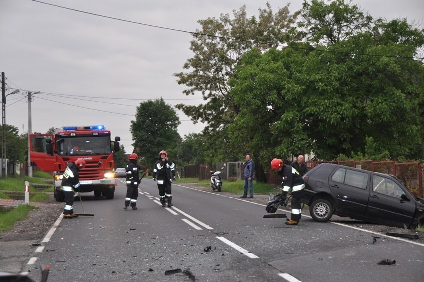 Groźny wypadek w Radomsku. 4 osoby w szpitalu. Wśród rannych dziecko i kobieta w ciąży [ZDJĘCIA]