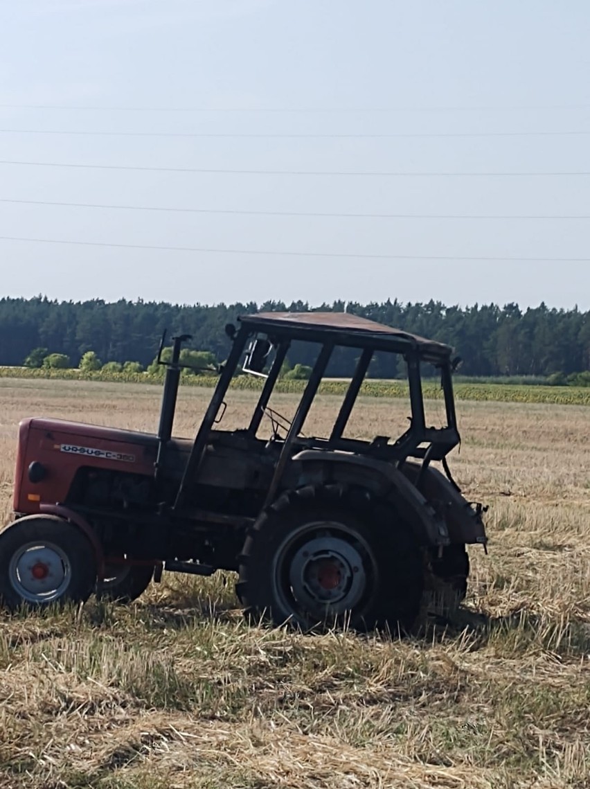 Sześć zastępów straży pożarnej gasiło pożar ciągnika z dwoma przyczepami słomy w Chwalimiu