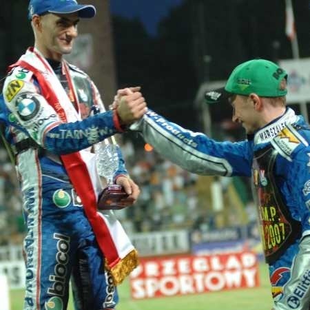 Tomasz Gollob i Rune Holta witają się na podium mistrzostw...