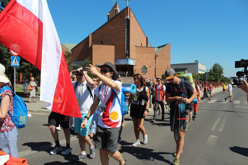 Chrzanów. Pielgrzymi w drodze na Jasną Górę. Przed nimi ostatnie 50 km  [ZDJĘCIA]