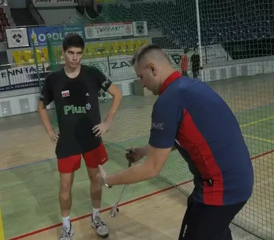 Trener Michał Chadała wyjaśnia ćwiczenia Danielowi Cwalinie.