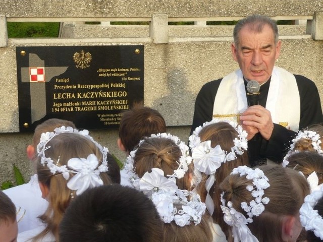 Ksiądz dziekan Józef Domański, podczas Apelu poprowadził modlitwę za wszystkie ofiary tragedii smoleńskiej, w uroczystości wzięło udział także kilkanaście dzieci, które w minioną niedzielę przystępował do sakramentu  pierwszej komunii świętej.