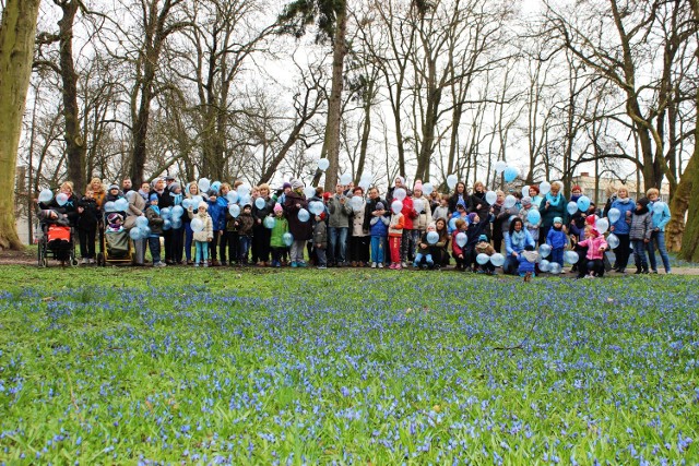 Specjalnie z okazji Światowego Dnia Świadomości Autyzmu międzyrzecki park zakwitł... na niebiesko!