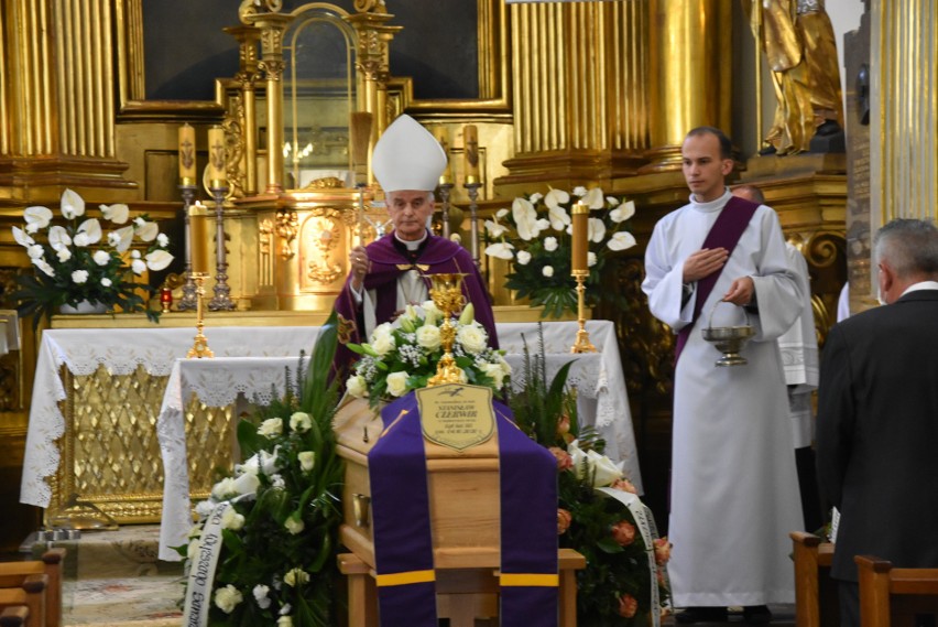 W Kielcach odbył się pogrzeb księdza Stanisława Czerwika, niezwykle cenionego kapłana. Żegnali go bliscy, biskupi, księża [WIDEO, ZDJĘCIA]