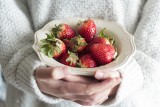 Dlaczego warto regularnie spożywać truskawki? Korzyści zdrowotne są ogromne! Wykorzystaj sezon na truskawki i przygotuj z nich koktajl 