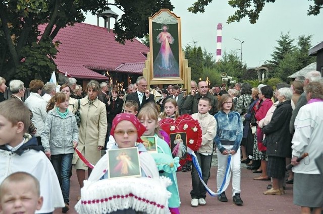 Procesja z relikwiami błogosławionego kapłana ruszyła z kaplicy Zgromadzenia Sióstr Jezusa Miłosiernego przy ul. Poleskiej.