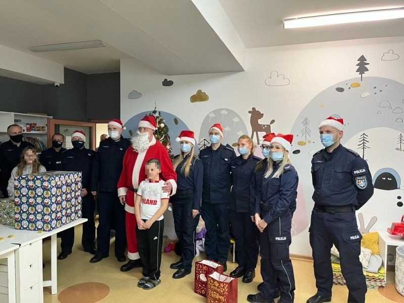 Policjanci z Mikołajem zawitali do chorych dzieci na oddziale onkologii szpitala w Kielcach. Ale była radocha. Zobaczcie zdjęcia