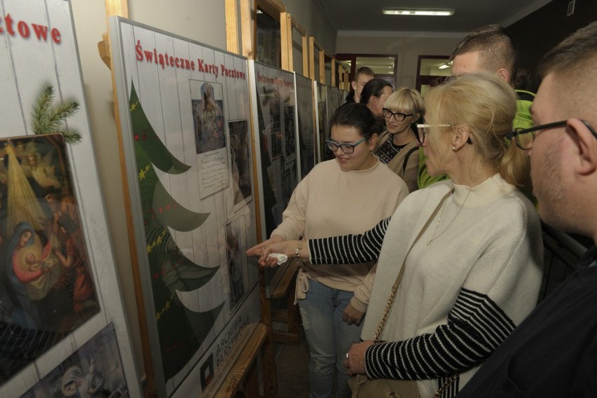 Wystawa świątecznych pocztówek w Miejskiej Bibliotece Publicznej w Brzezinach