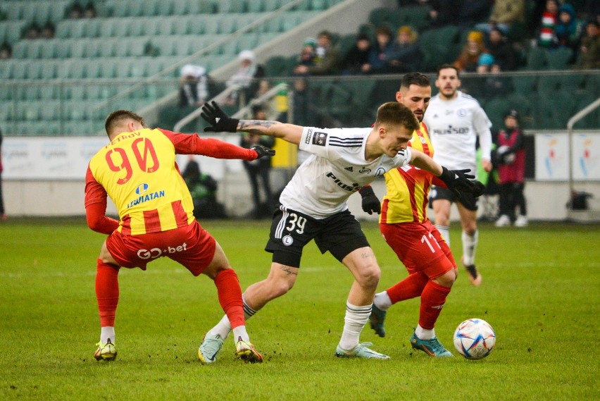 PKO BP Ekstraklasa. Korona Kielce przegrała z Legią Warszawa 2:3. Świetną zmianę dał Jewgienij Szykawka. Białorusin zdobył dwie bramki