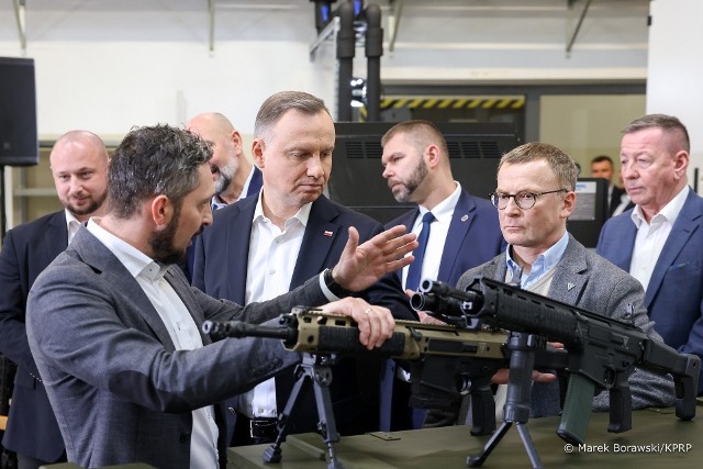 Prezydent Andrzej Duda miał okazję zobaczyć proces produkcyjny karabinków Grot w Fabryce Broni „Łucznik” w Radomiu.