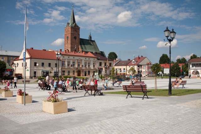 Uroczyste otwarcie pilźnieńskiego Rynku zaplanowano na 30 sierpnia, ale mieszkańcy już z niego korzystają. Na granitowej płycie zaznaczono innym kolorem obrys fundamentów dawnego ratusza