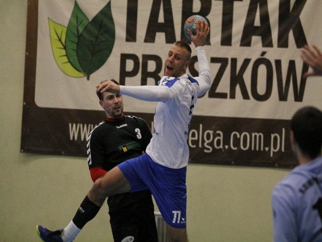 Łukasz Płonka (w białej koszulce) długo nie mógł pokonać bramkarza z Komprachcic. Skuteczniejszy od niego był Tomasz Marcyniuk (w czarnej koszulce).