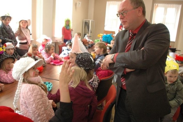 Dzieci i ich opiekunki przyszły na spotkanie z burmistrzem Wiesławem Sawickim w oryginalnych nakryciach głowy. Było kolorowo i zabawnie.