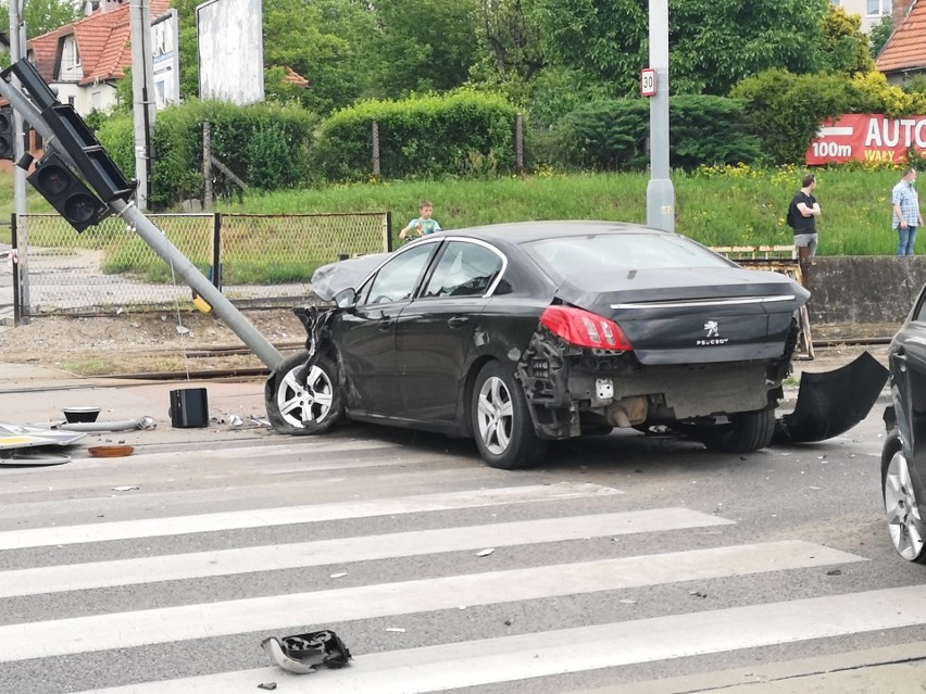 Wypadek dwóch samochodów na ul. Chełmińskiej w Grudziądzu. Jedna osoba trafiła do szpitala [zdjęcia]