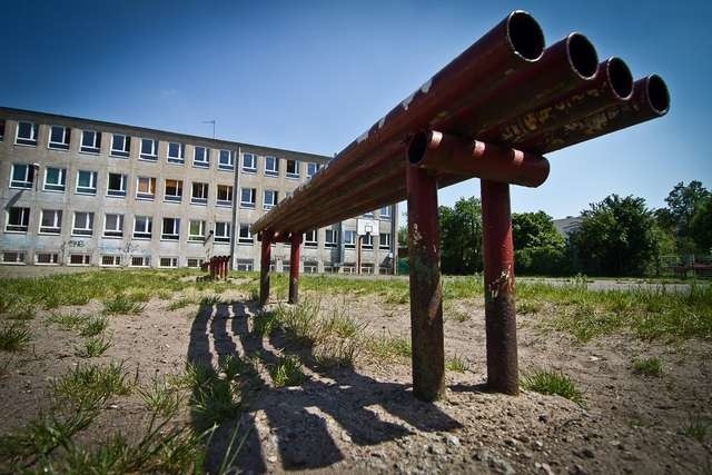 Z jednej strony PRL, z drugiej plany remontów. Rodzice mają pretensje do dyrekcji, ta udowadnia, że robi, co może