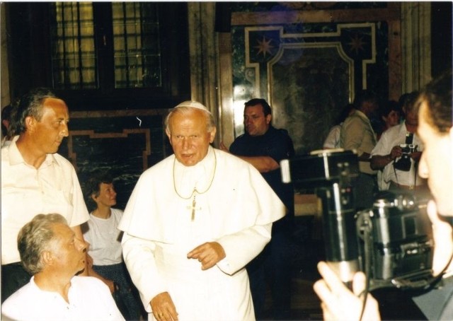- Na audiencji u Jana Pawła II byłem 21.06.1991 r. Odbyła się w sali Klementyńskiej. Posiadam zdjęcie Jana Pawła II z podpisem - pisze Kazimierz Pudelski z Bytomia Odrzańskiego.