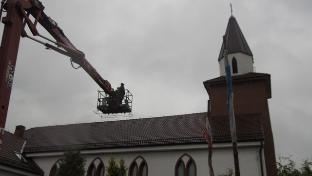 Naprawa dachu kościoła