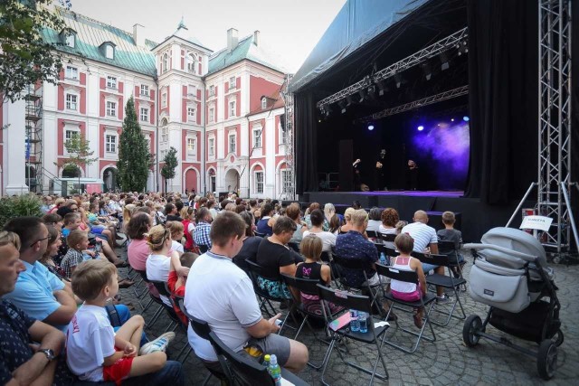 Plenerowe spektakle na Wolnym Dziedzińcu Urzędu Miasta Poznania od dawna cieszą się dużą popularnością wśród mieszkańców stolicy Wielkopolski. Wakacje w mieście nie muszą być nudne!