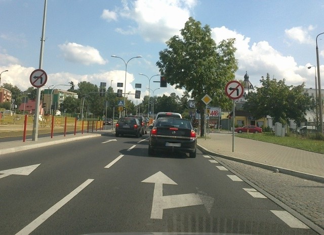 Kierowcy alarmują. Przez drzewo nie widać świateł sygnalizacji na ul. Produkcyjnej w Białymstoku.
