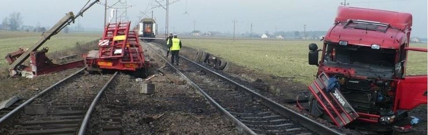 Zderzenie TIR-a z pociągiem pod Inowrocławiem (więcej)